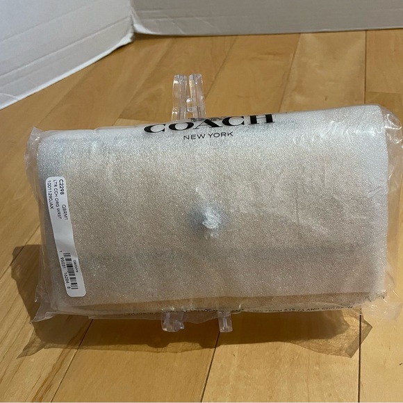 New Coach leather turnlock wristlet - Picture 4 of 6